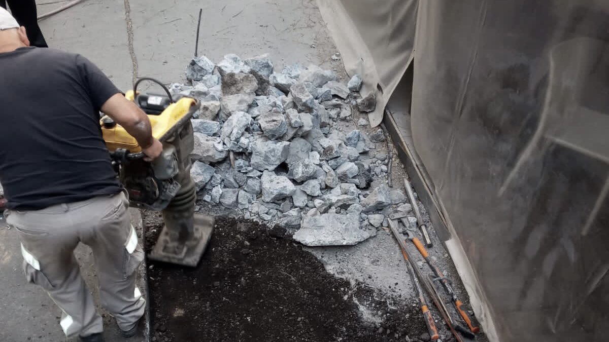 AlcCuauhtemocMx's tweet photo. Trabajadores de la alcaldía Cuauhtémoc #Revisaron hundimiento en Avenida México, esquina Chilpancingo; sin haber detectando fuga de agua potable o drenaje. Se rellenó y compactó.
#CuauhtémocEsTuCasa🏡 https://t.co/9i3uLvcb0P