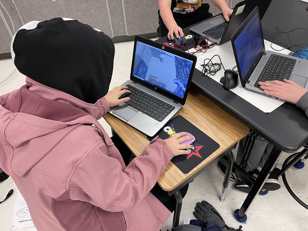 MinecraftCompMc's tweet image. Huge shoutout to the Chimacum school kids representing with their brand new CompMC mouse pads! 🚀

Best of luck to the Chimacum B team as they head into their playoff final 👀

#LGG #minecraft #esports #esportsedu