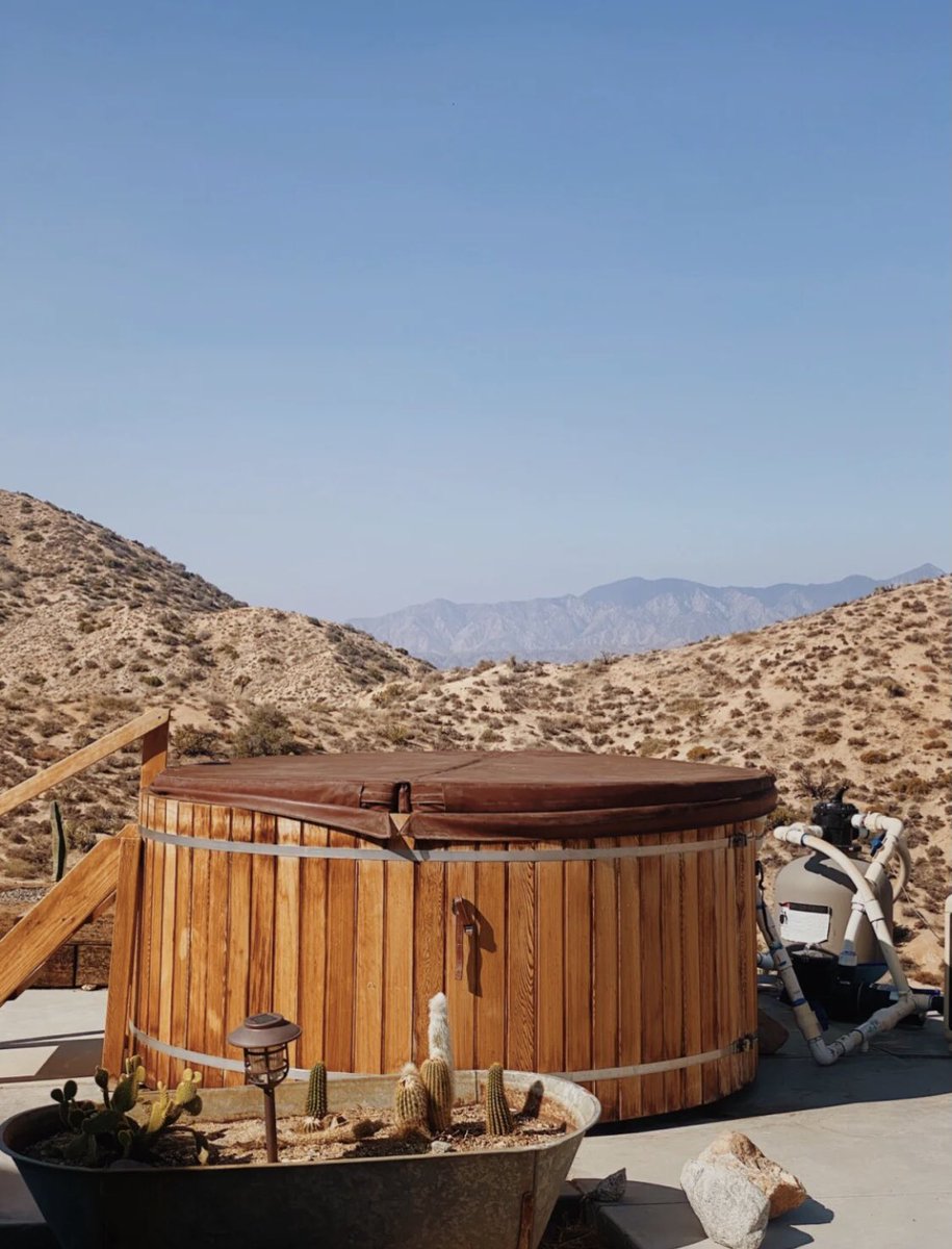 BettyJohnson_e's tweet photo. The most beautiful accommodation in Joshua Ttee Desert https://t.co/N7QcRwmnyZ