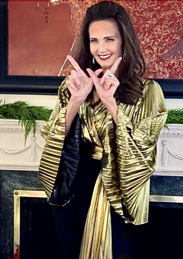 KellyKeairnes's tweet image. No one will see this, but….
Who wore it better? @RealLyndaCarter @HamillHimself 
#LyndaCarter #MarkHamill #goldblouse