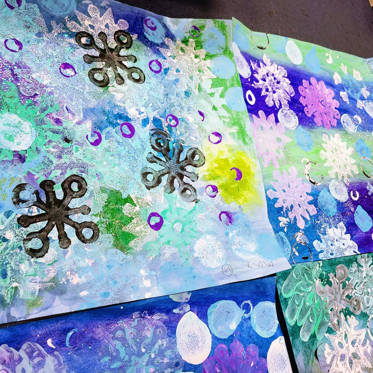 NoviArtSamuels's tweet photo. 2nd grade snowflake artists used pastels, foam stamps, gloss, tempera paint, and glitter to create this "cool" art!  @NoviOrchardHill #ncsd #blooming_artists #2ndgradeart #elementaryart #snowflakes #snowflake #whynovi https://t.co/qydUovHPN1