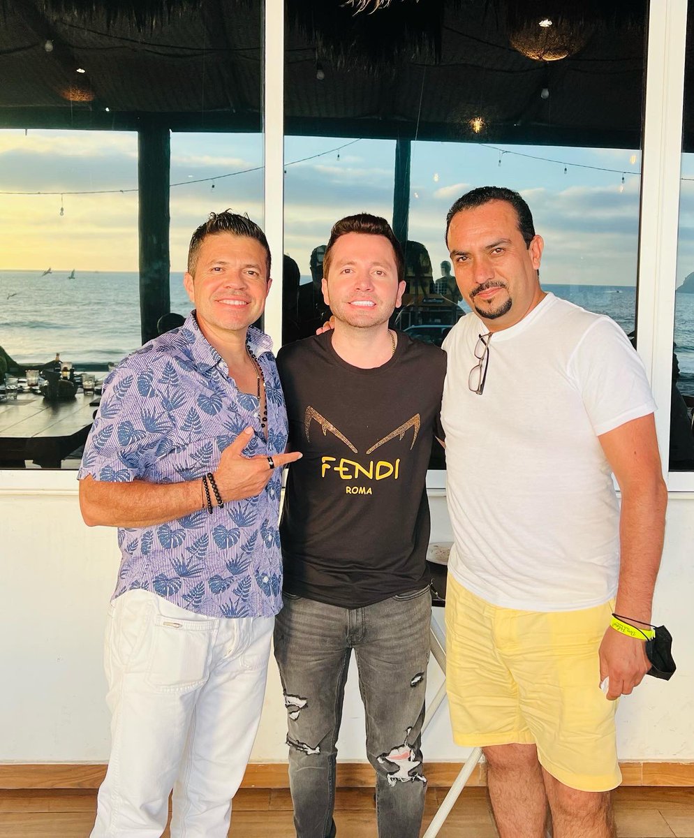 j_medina37's tweet photo. #sabado #amigos #sabadoAdictivo @memoadictivo #DavidContreras #sunsets #Mazatlan en @la_mztleca Biennn Agusto👊👊saludos a todos!! #felizfindesemana https://t.co/N7203WSEmk