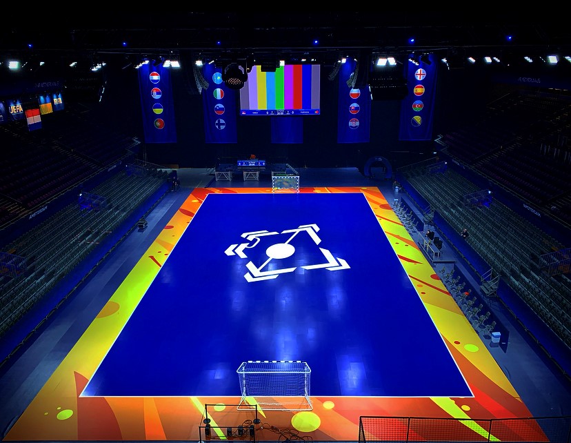 UEFAFutsal's tweet photo. REVEALED: Mondo pitch for #FutsalEURO in the Netherlands, which features a special orange perimeter as a tribute to hosts @OranjeFutsal 🇳🇱 https://t.co/4cMNnLw9j6