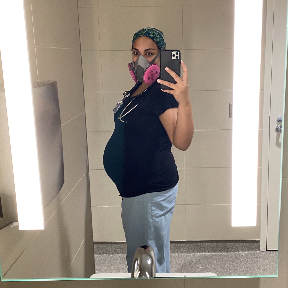 ReginaRoyan's tweet image. last shift treating an ER full of covid at 39 1/2 weeks! ✅