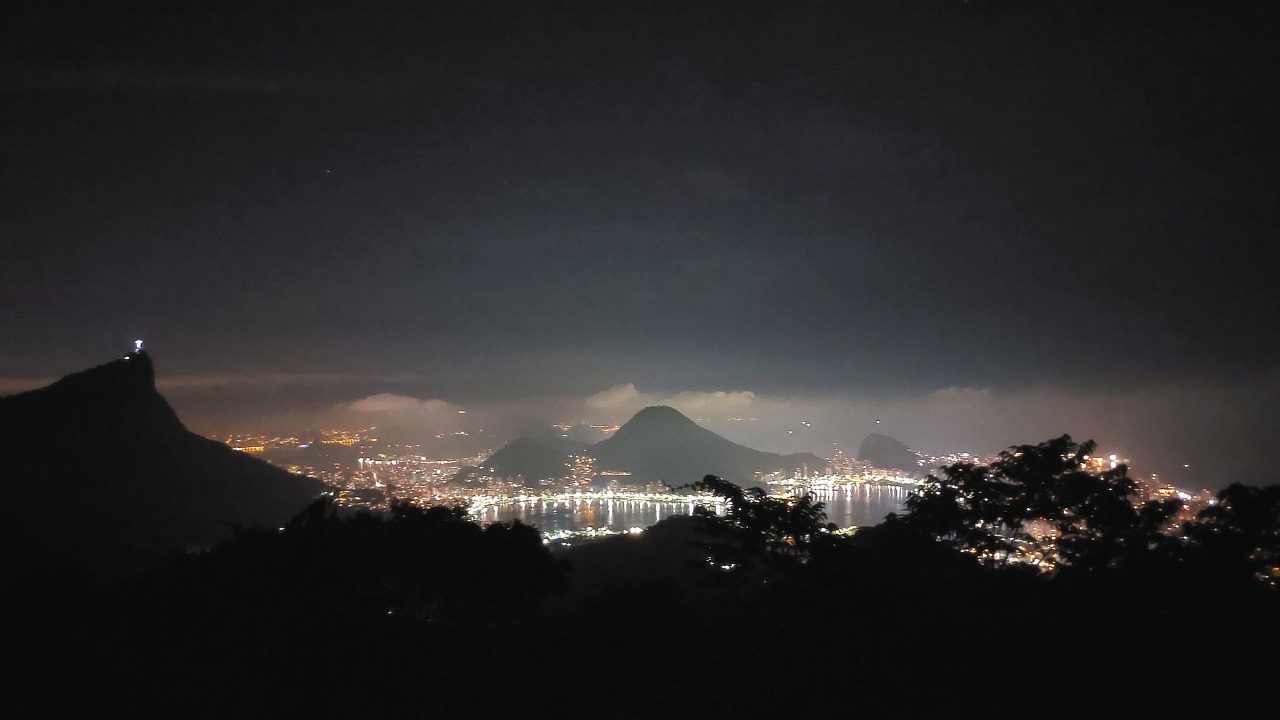 Centro de Operações Rio - ⛅O CÉU CONTINUARÁ PARCIALMENTE NUBLADO E SEM  PREVISÃO DE CHUVA ENTRE SEXTA E SÁBADO O Alerta Rio informa que, entre o  final desta quinta-feira (04/11)a nebulosidade estará