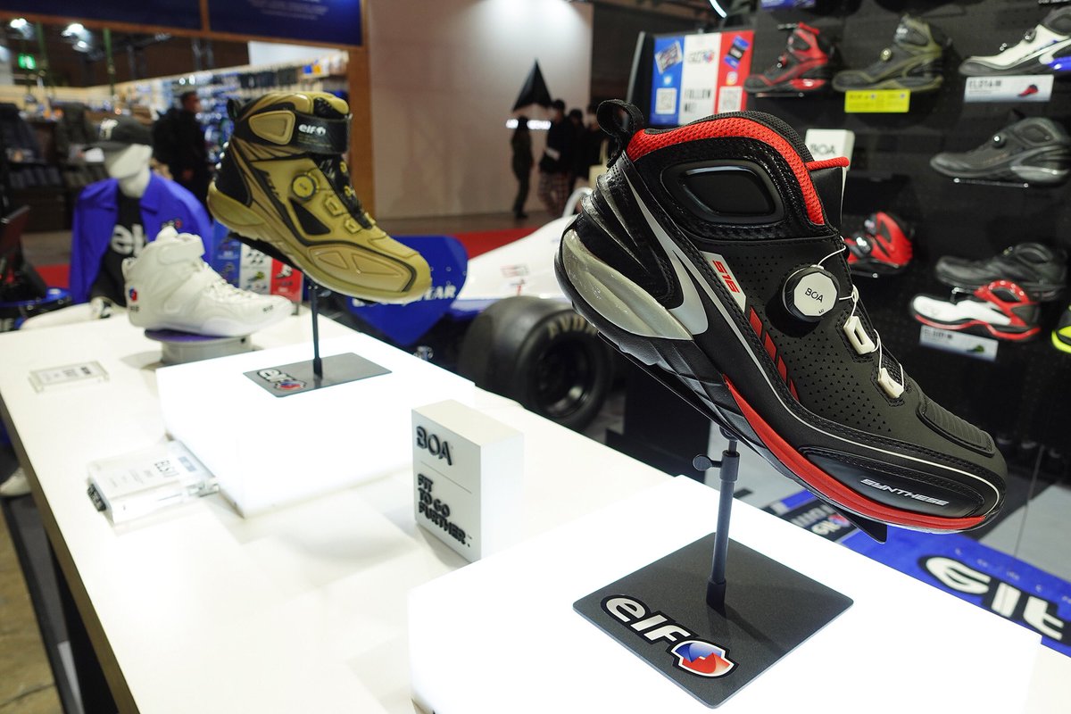 elfteam3's tweet photo. 東京オートサロン2022 シューズコーナーでは22年発売予定新カラーELS17 COYOTE、EL016 BLACK/WHITEをご紹介させて頂いております。オールホワイトのEXA11は参考出品となります。
#エルフチーム #elfteam #TAS2022 #東京オートサロン2022 #東京オートサロン #オートサロン　#elffootwear https://t.co/6b7lcr8a7D