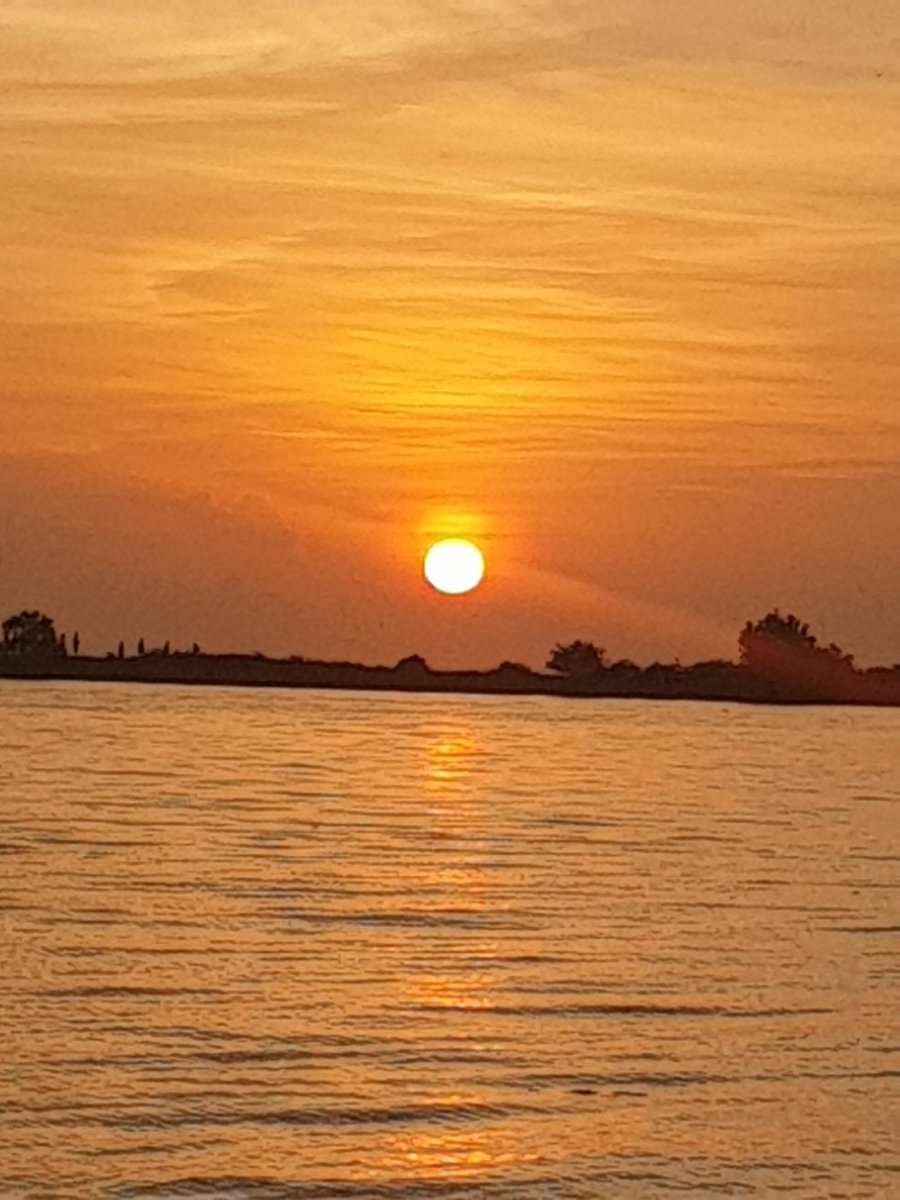 Suzy679's tweet photo. Lakeba sunset on 14/01/2022.
#CovidDeployment https://t.co/pg3kdpcLs0