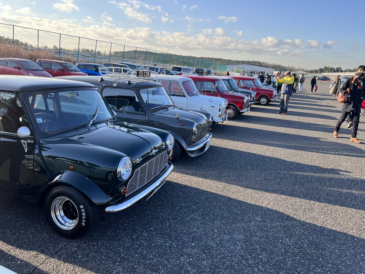 Lifelong_mini's tweet photo. New Year Meeting in Forest-raceway(NYMF 2022)に来てます。

皆さんのmini愛、半端ない😍です。

見てるだけて楽しい♡
そしてフリマで散財してしまいました💸

 #クラシックミニ
 #ローバーミニ
 #NYMF
 #ミニ https://t.co/5X7DSfGdzQ