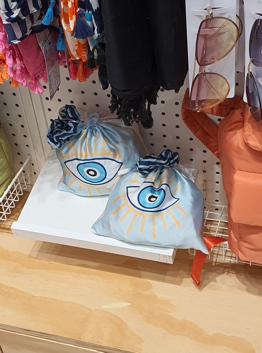 StivenArts's tweet photo. Walking at the mall and I just found this, maybe I should shoot an arrow right there. #Zelda #LegendOfZelda https://t.co/9KqDrVIvfo