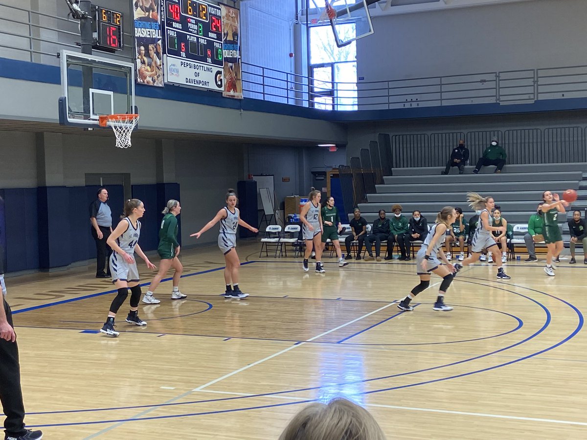 SAUPresNovak's tweet photo. A lot of bees 🐝 in action today! Fun watching @SAUWBB win their 19th game, our impressive @SAUTFXC compete and the @SAUMensHoops fighting for the W! @SAUBEES https://t.co/6iBZGKbNeU