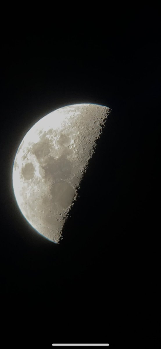 Theo_sll_'s tweet photo. Mes premières photographies lunaires :   Premier quartier et cratères https://t.co/qgAYm3MTXa
