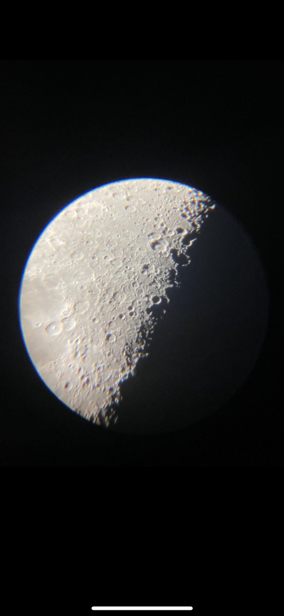 Theo_sll_'s tweet photo. Mes premières photographies lunaires :   Premier quartier et cratères https://t.co/qgAYm3MTXa