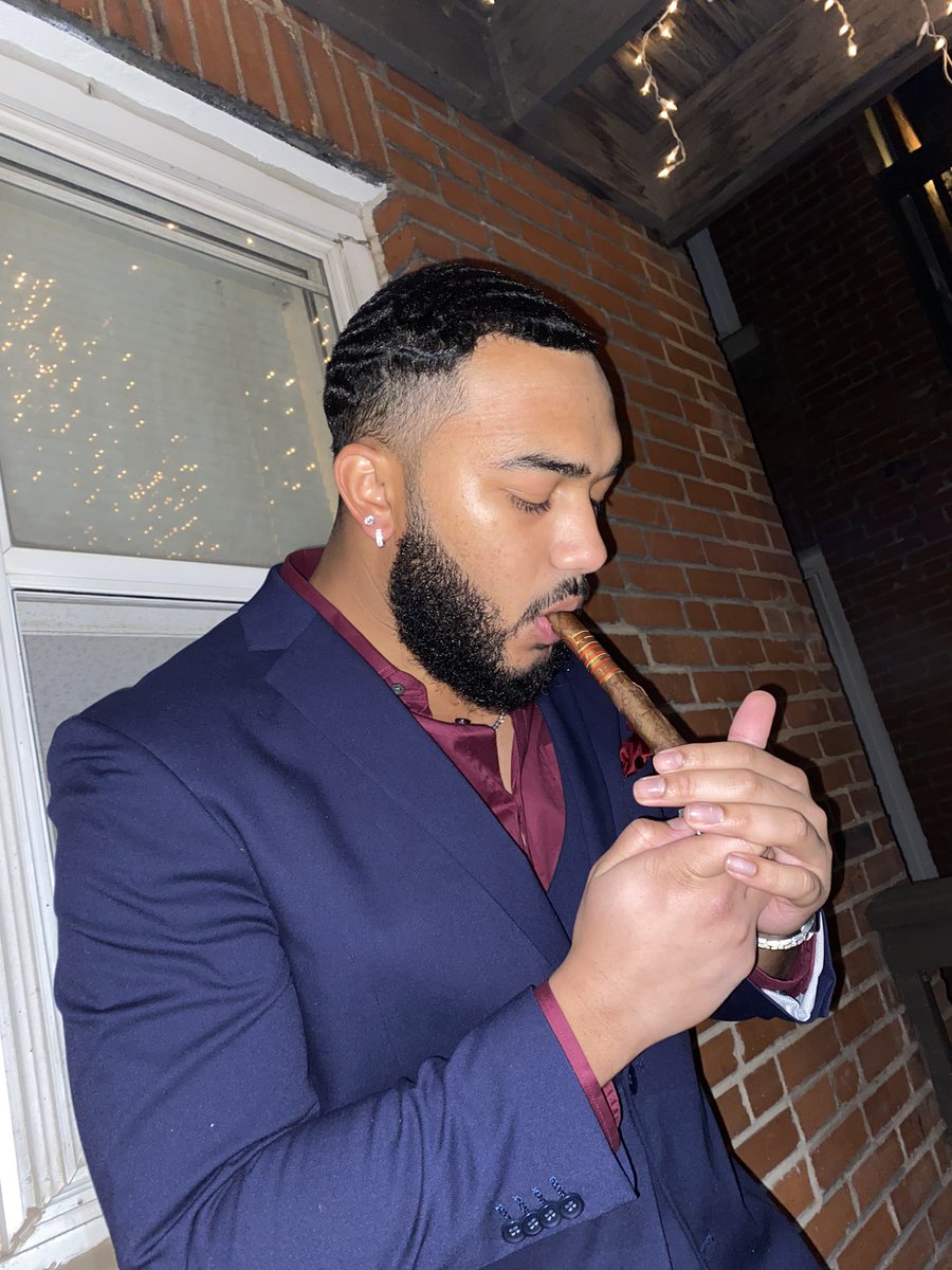 Bguap0's tweet photo. 21 🍾 https://t.co/viebaVgQAL