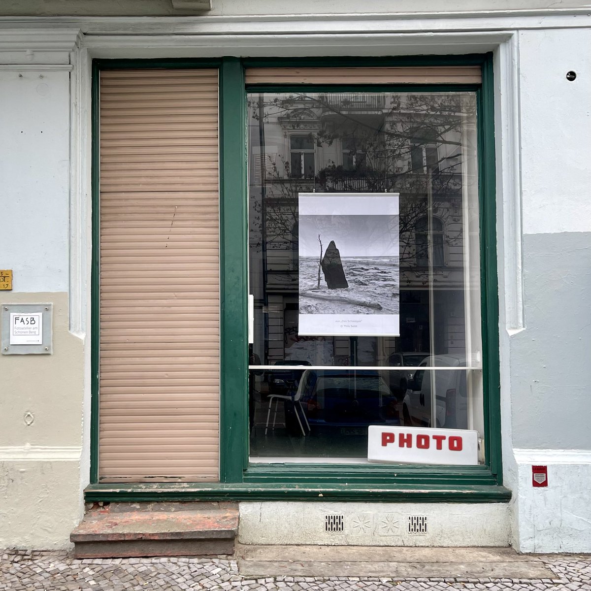 FASB_Berlin's tweet photo. #SchauFensterSchau mit @ThiloSeibt 
.
In den nächsten zwei Wochen zeigen wir #Fotografie im #Schaufenster #sfs2022
.
#supportartists #Berlin #exhibition #Ausstellung #photography #Mansteinstr #kiez #FotoFenster #artinberlin #photoinberlin #openwindow #photo #PhotographyIsArt https://t.co/SkacNLrTt0