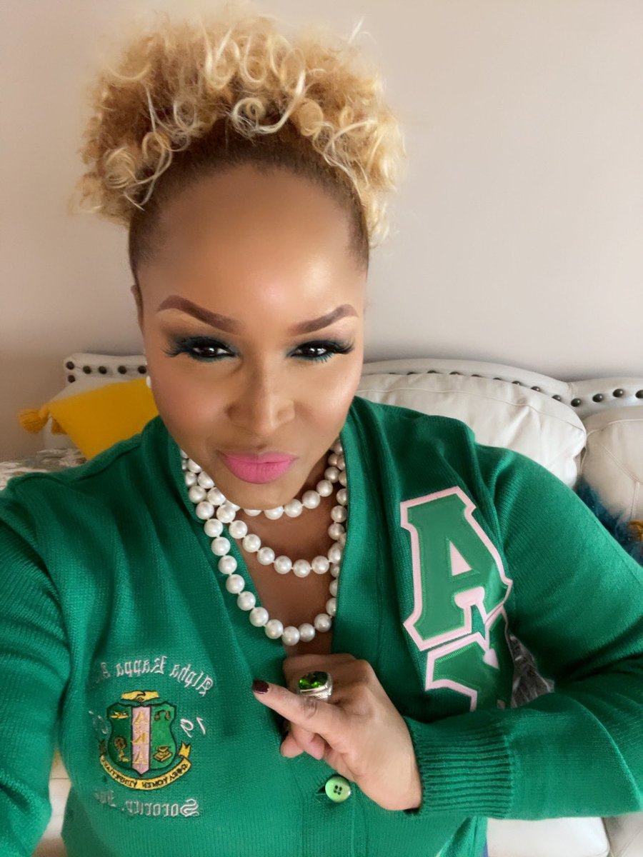 facecanvasbyvic's tweet photo. Pardon the interruption, but itโs a pink and green kind of day! Happy Foundersโ Day to my beautiful Sorors. #114YearsOfServiceToAllMyKind #AKA1908 #GirlWithThePearls #FirstAndTheFinest #Trendsetters ๐๐๐๐๐ https://t.co/WwA2PSiR0h
