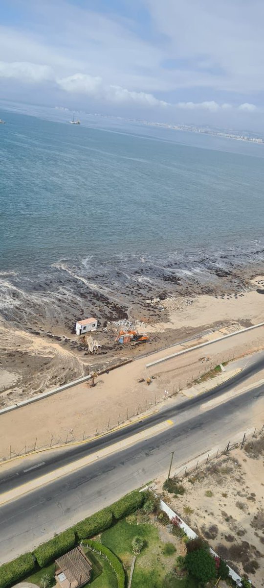 totty_xio24's tweet photo. Con esto se espera la llegada del tsunami en cualquier momento.

Evacuen con cuidado, llevense a sus animales y a los animales que vean.

NO VUELVAN A LA PLAYA SEAN RESPONSABLES!!

Imágenes de Coquimbo!! 

#Tsunami https://t.co/6nLIzOO3Xm