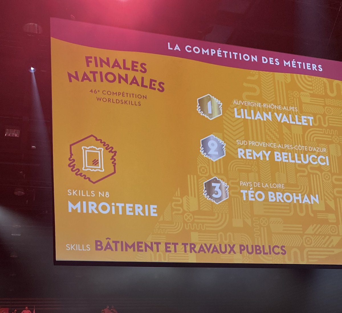 Médaille d’or pour Lilian Vallet en miroiterie 🏅🤩 #AuvergneRhoneAlpes

Félicité par Guillaume Targe, son chef d’entreprise 
…. ✈️ direction Saint-Petersbourg pour les EuroSkills <a href="/WorldSkillsFR/">WorldSkills France</a>