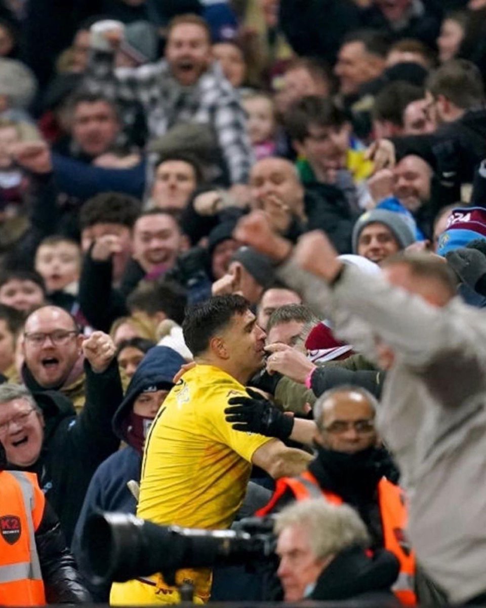 NathanDawe's tweet photo. Emi Martinez loves the villa #avfc 🦁 https://t.co/lo97wz60Nz