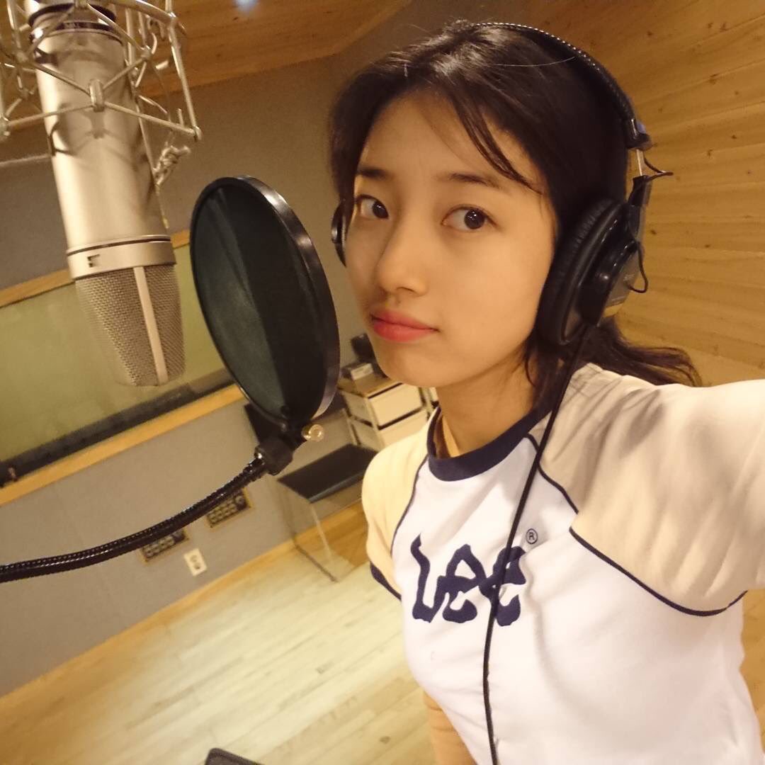 veenacraft's tweet photo. ¿Tiesa? No, andaba de parranda o sea en el estudio haciendo el ruido de fondo de 💥 my beloved #𝑀𝑎𝑦𝑑𝑎𝑦ー𝗠𝙾𝙽𝙽𝙸𝙴𝚁, obvi solo iba a revivir para presumirles que es la best canción de la vida, órale únanse al #𝗠𝙾𝙽𝙽𝙸𝗦tream♡!

𝖒𝖆𝖓𝖏𝖎 ✸ 𝚝𝚞𝚗𝚎𝚜 by #ﾉVEENA 🧸 https://t.co/IbCIw5N9w4
