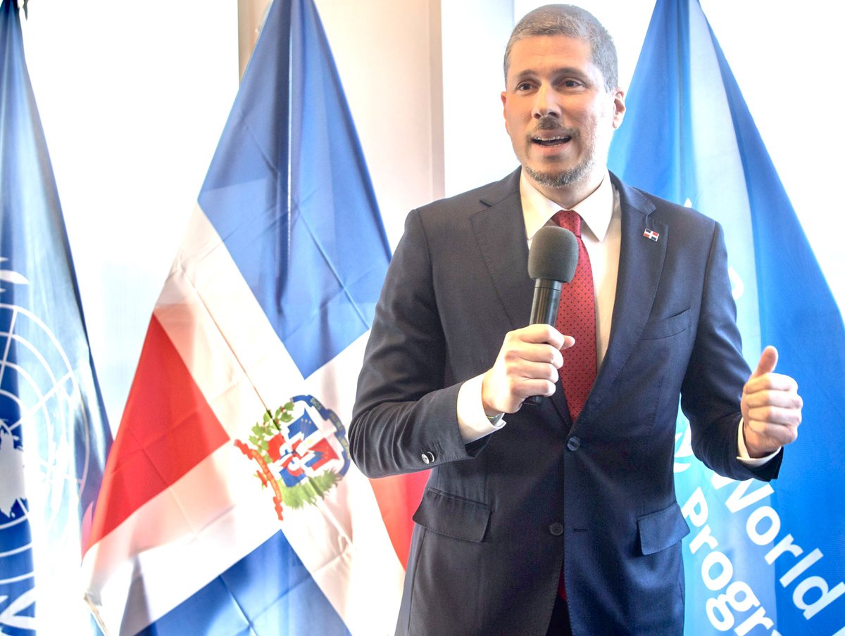 MarioArvelo's tweet photo. Nuevo triunfo de la política exterior dominicana, del presidente @luisabinader y el canciller @RobalsdqAlvarez 👉Hemos ingresado —por primera vez en la historia— a la Mesa Directiva del Programa Mundial de Alimentos, ampliando nuestro prestigio e influencia global 🇩🇴🇺🇳 @MIREXRD https://t.co/aLLH9q13cg