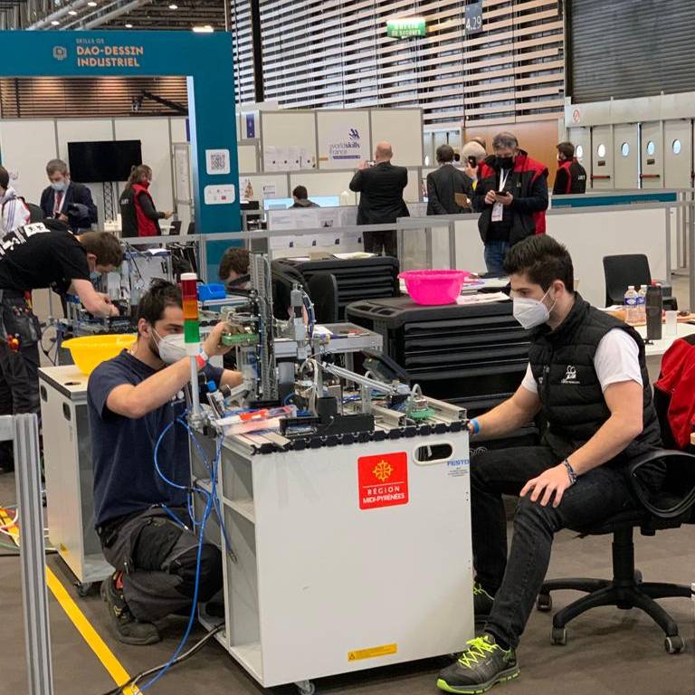 PformationCVDL's tweet photo. #worldskills 

Bravo à notre équipe de #mecatronique pour leur médaille d'argent 

#compétition #centrevaldeloire #fiersdefaire https://t.co/PDM4QsV6QV