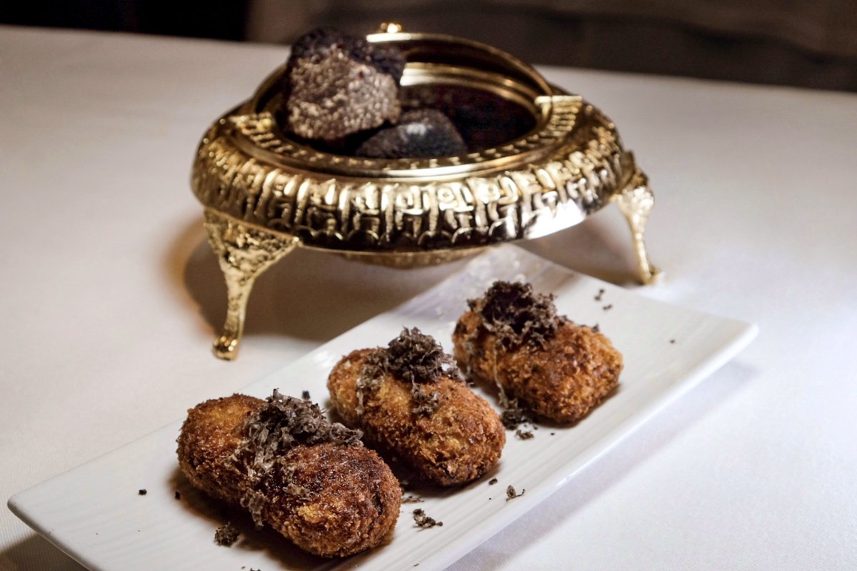 Celebramos el #DiaInternacionaldelaCroqueta con una buena selección de las #croquetas de <a href="/Nectarigourmet/">Restaurant Nectari</a> 
Las de la imagen: con #trufa fresca ¡Imagina el sabor!

losfoodistas.com/la-croqueta-pe…
📸 <a href="/godochillida/">Godo Chillida</a>  ©