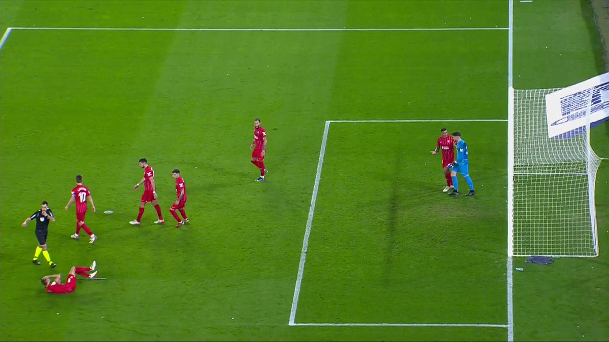 telecincoes's tweet photo. 🚨🚨🚨🚨🚨  ÚLTIMA HORA | Se suspende momentáneamente el Betis-Sevilla después de que un objeto haya impactado sobre Jordán 
https://t.co/wgNfH7tVvF https://t.co/Hd6pv8qJcr