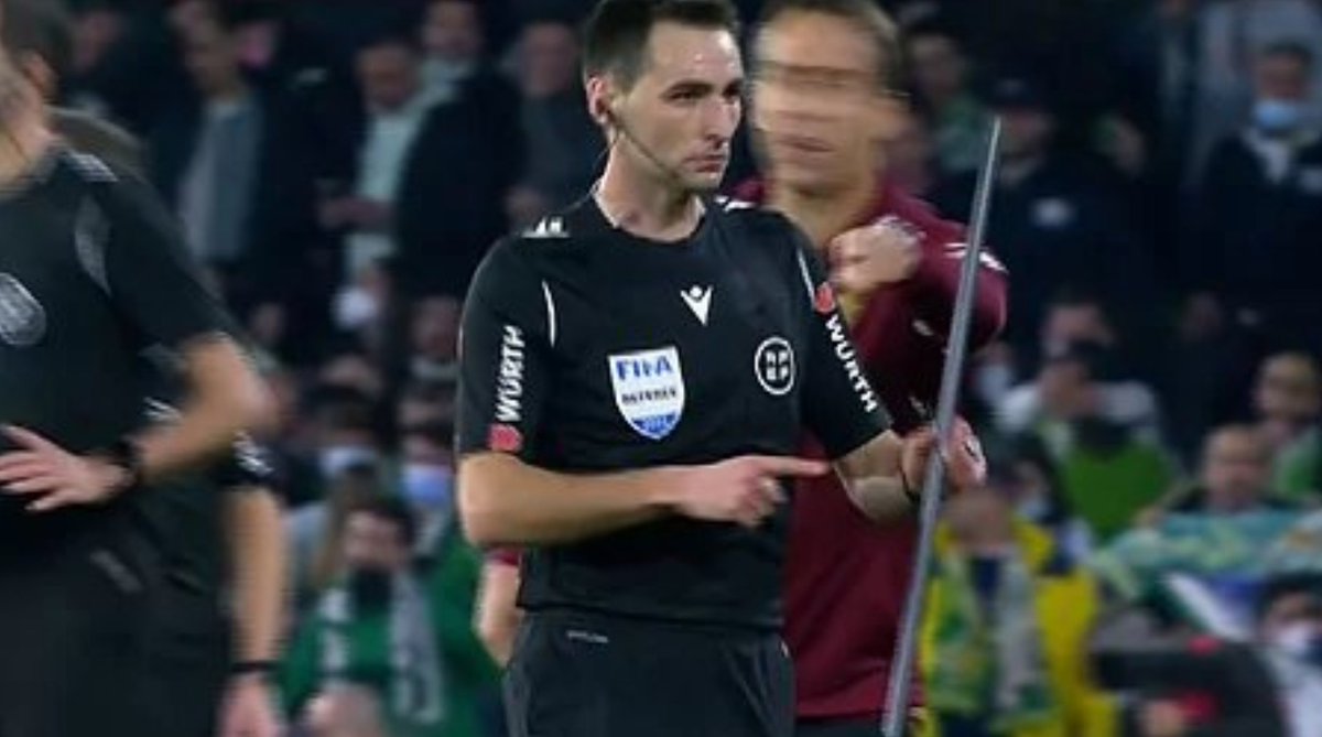 Sevillismo's tweet photo. Que le han tirado esto desde la grada a Jordán. Esté o no mareado. Haga o no teatro. QUE LE HAN LANZADO ESTO DESDE LA GRADA. Y muchos lo justifican e increpan al futbolista del #SevillaFC. DESPERTAD. https://t.co/w4N02sN0CP