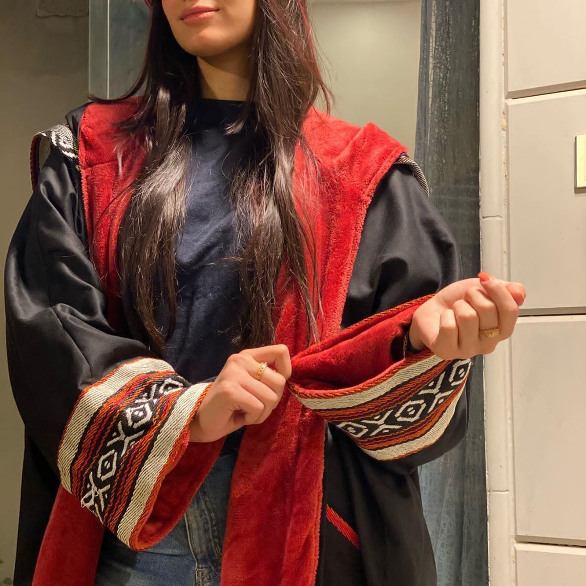 فروة مخملية سوداء بنقشة السدو البدوية

•بنسيج السدو المطرز
•بتصميم قبعة الرأس المنقوشة لدفء مضاعف
•قطعة شتوية أساسية لا غنى عنها في خزانتك
•تصميم مريح وعملي وفاخر
•رمز الإطلالة الشتوية المميزة
• منتج موسمي من الاكثر طلبًا ومبيعًا