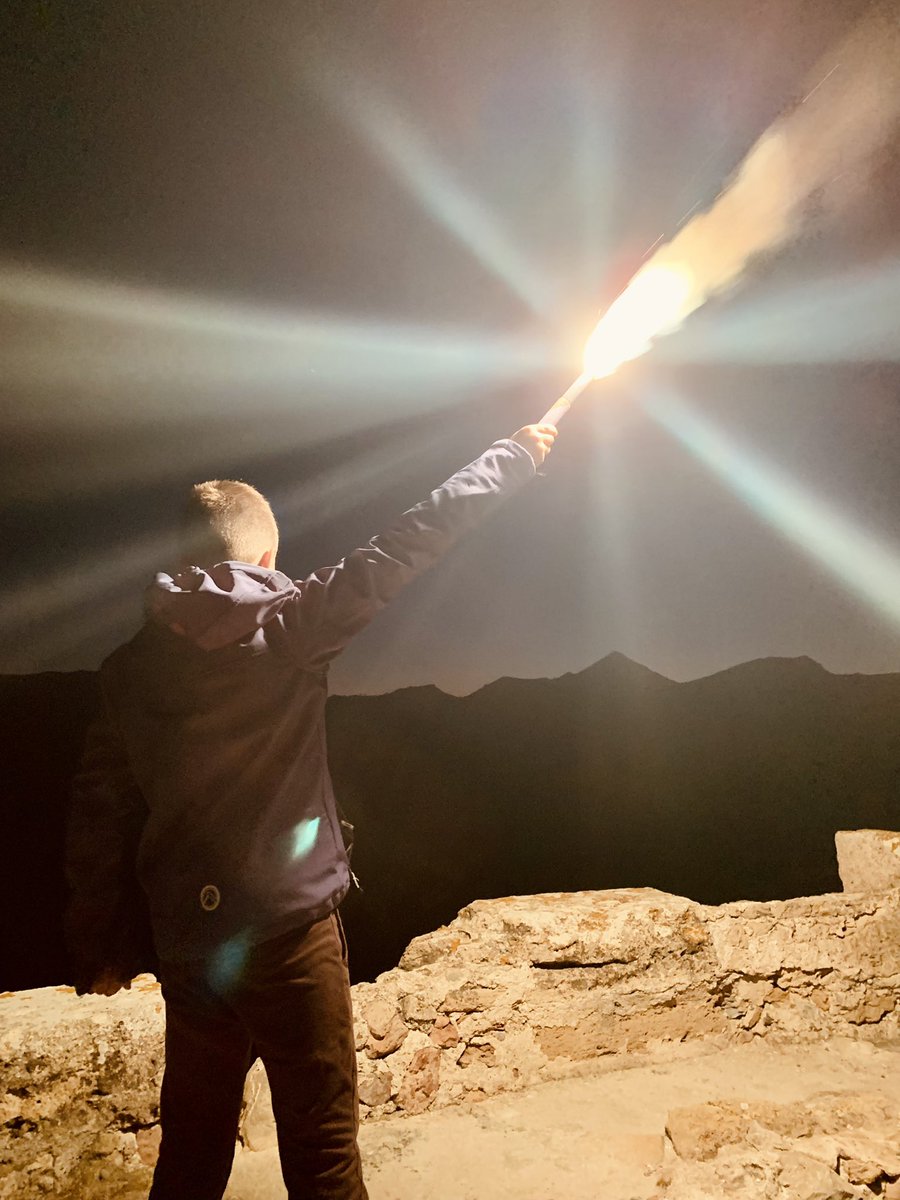miquelpeixet's tweet photo. Un any més hem col·laborat amb la iniciativa #torresdretshumans en solidaritat amb les refugiades i refugiats i reivindicant, alhora, el nostre patrimoni! 🔥✊🏾🔥 Enguany des de la torre d’Aubarca #dretshumans #patrimoni #excursionsnocturnes https://t.co/Cs7nmYcx2T