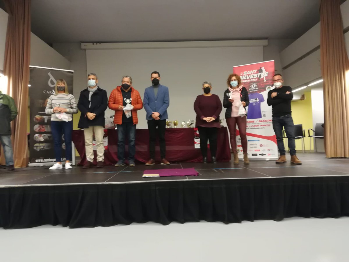 Aquí tenin una de les veteranes del nostre equip recollint una copa per quedar la tercera de la seva categoria a la San Silvestre de Badalona.  MOLTES FELICITATS ANNA!! Ets un exemple a seguir. #maienrere