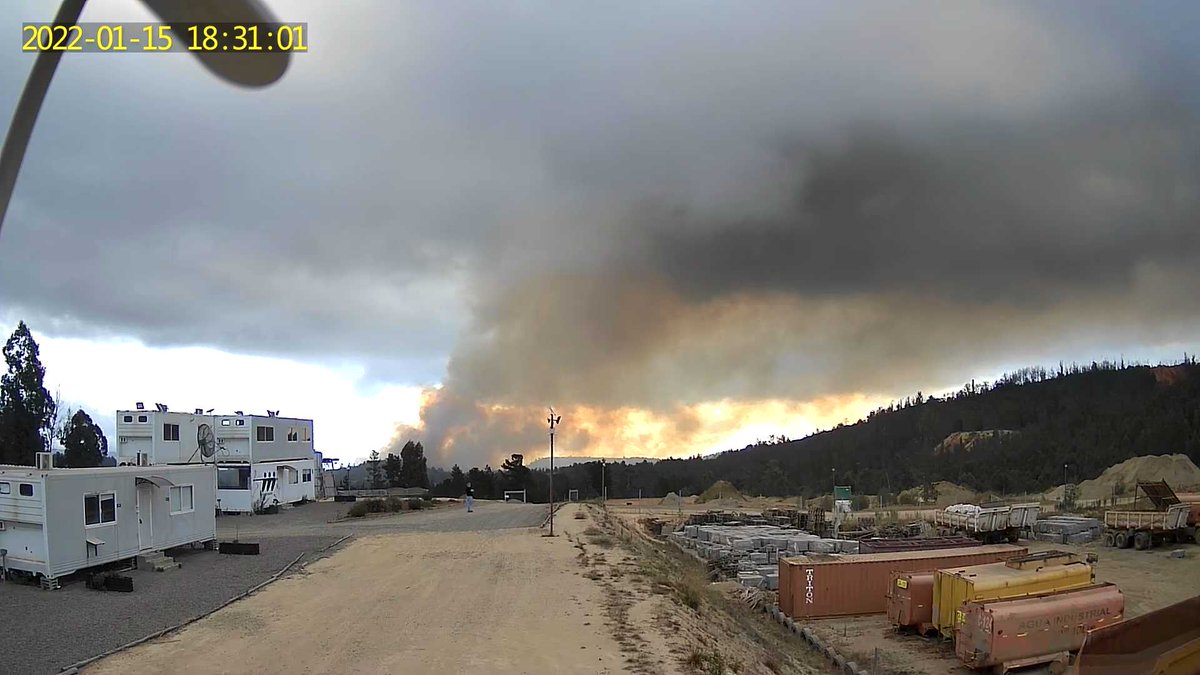 ConsorcioValpo's tweet photo. Incendio en Cuesta Balmaceda, ha pasado cortafuegos y a 2 kilómetros de La Pólvora.....atento con riesgo de cruce hacia #Valparaíso Muy lejos aún, pero atentos si el viento aumentase @reddeemergencia @sitiodelsuceso @soyvalparaiso @JorgeSharp @jmartinezvalpo https://t.co/937qUbXtaH