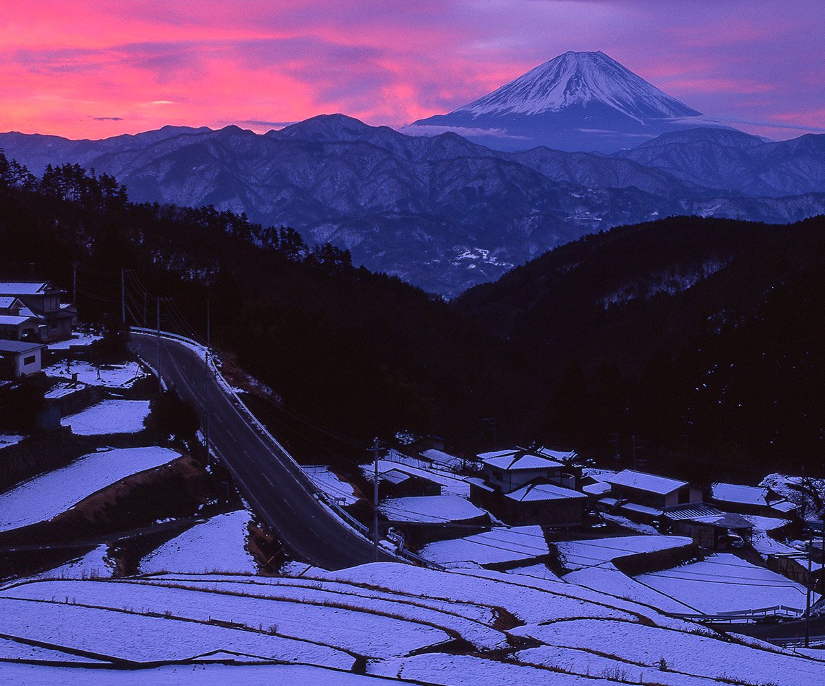 棚田の夜明け 白い棚田に赤い朝焼けが美しい。 富士川町で以前撮影。