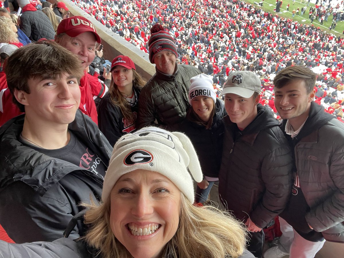 TamiSaren's tweet photo. We L❤️VE our Dawgs https://t.co/03weRABRup