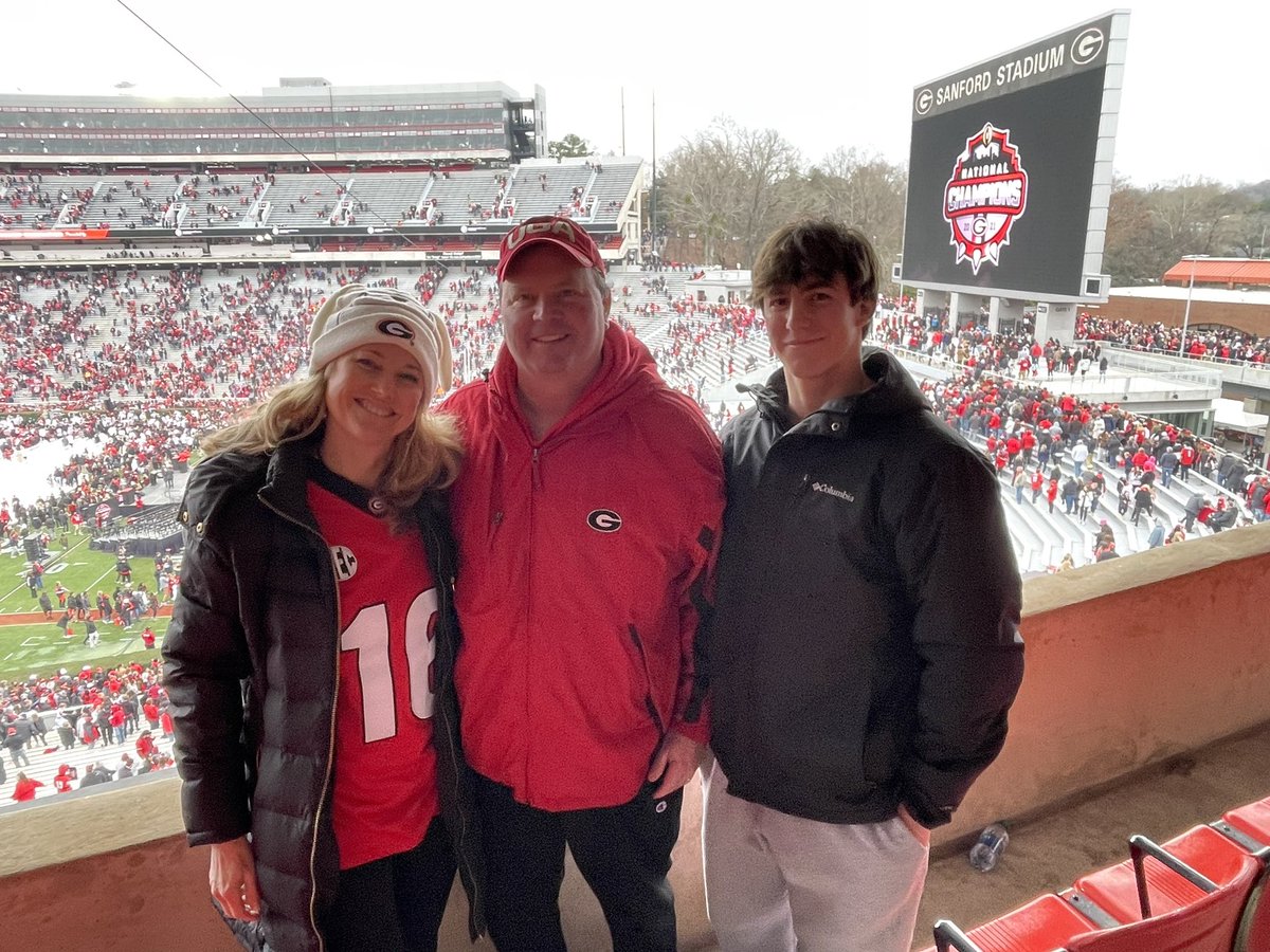 TamiSaren's tweet photo. We L❤️VE our Dawgs https://t.co/03weRABRup