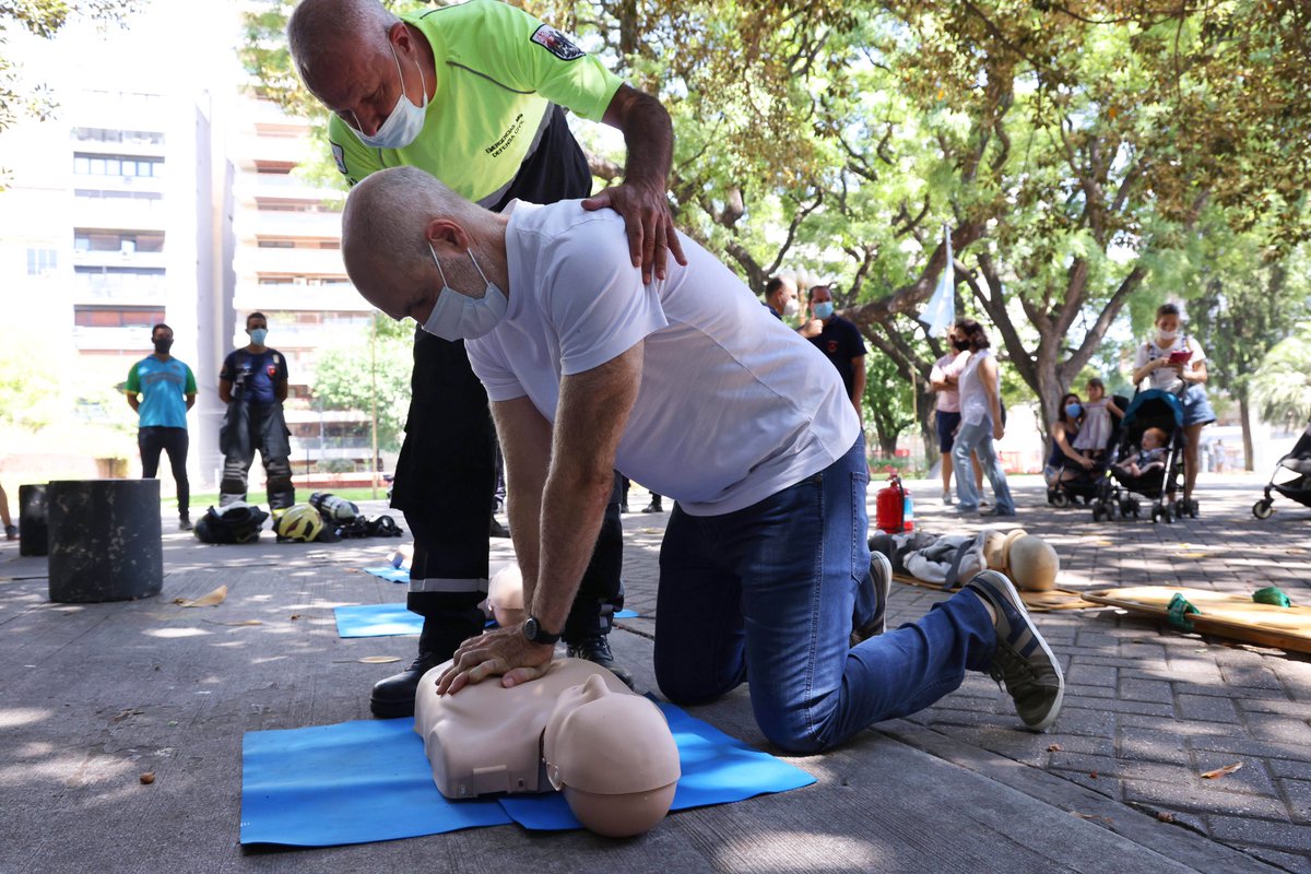 DieSampayo's tweet photo. Horacio Rodríguez Larreta conteniendo a Horacio Rodríguez Larreta que le está practicando RCP a Horacio Rodríguez Larreta https://t.co/MnLJTQa5Wg