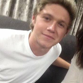 haditasniall's tweet photo. hola soy tina soy d uruguay, staneo a niall desde finales del 2020 y mi cancion es arms of a stranger. no m siento integrada asi q nada siganme soy piola lean mi carrd💓💓 #IntegracionNH https://t.co/AgCGRXCgcN