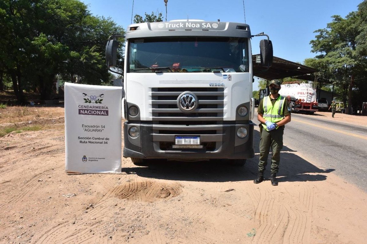 FernandezAnibal's tweet photo. Salta: Gendarmes secuestraron un camión que transportaba ilegalmente 30 toneladas de maíz con una Carta de Porte inactiva rumbo a Salvador Mazza. El avalúo de la mercadería alcanza los $6.000.000. https://t.co/3xJjIgnjiG