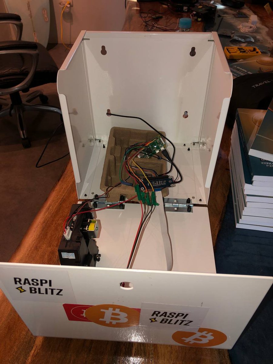 mos_pueblo's tweet image. Here a shout-out to @Bitcoinbeach&apos;s Hope House for letting us crash their place to do some makery

We arrived here with a new friend we just met and he promptly recognized the camaraderie within bitcoin occurrence: Without hesitation Salim started helping us

This is the way :)