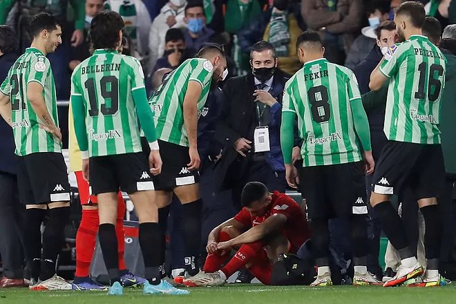 FichajeGoleador's tweet photo. Los partidos se ganan en la cancha, se entiende que este tema de violencia no puede pasar, pero aprovechar esto como jugadores profesionales para sacar una "Ventaja Deportiva" o "Ganar por escritorio" NO ESTÁ BIEN. NO ES FÚTBOL. 🤐

SE JUEGA EN LA CANCHA, ENTIENDAN. 👋🏼 https://t.co/G2EDMZiLih