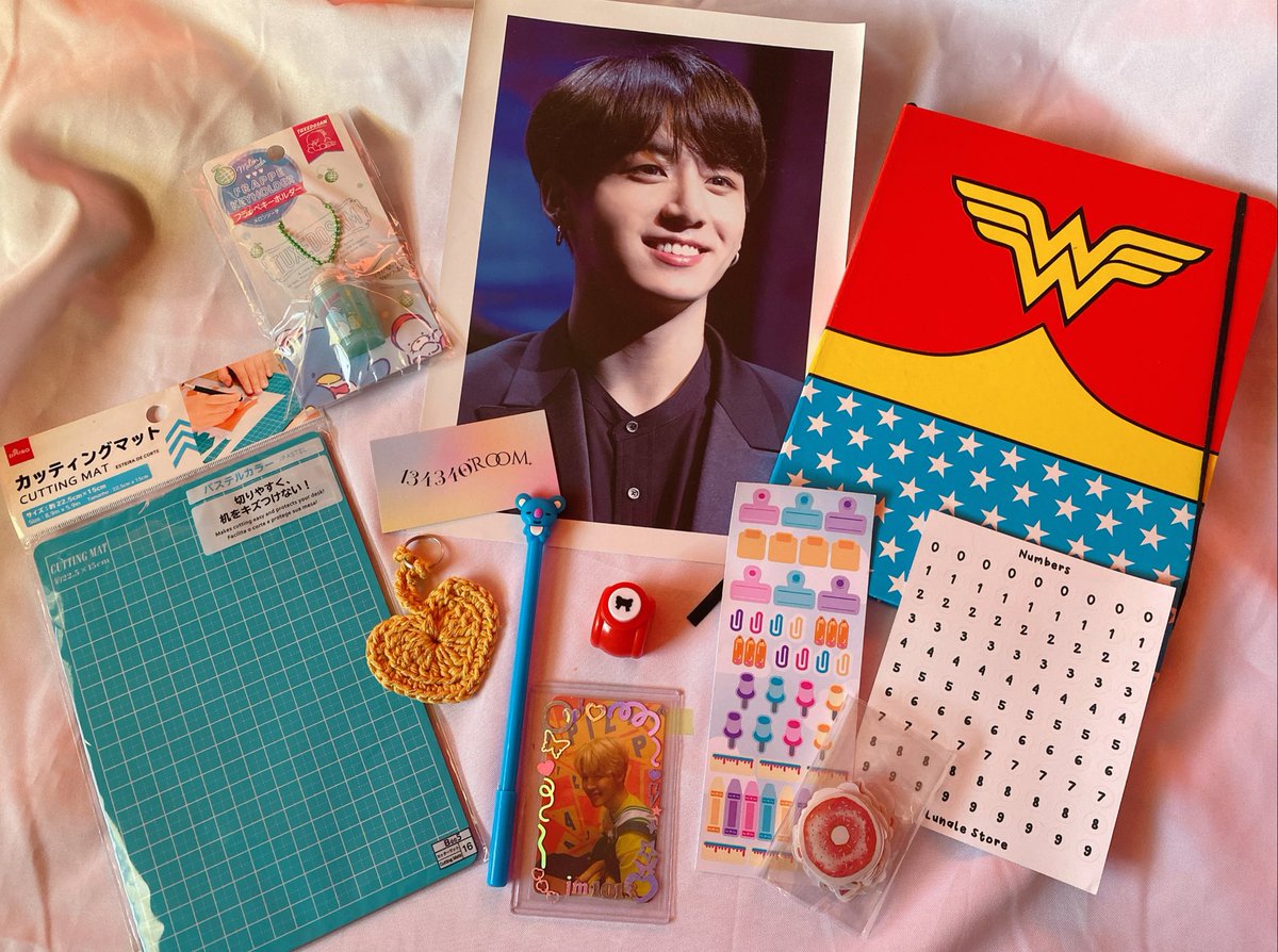 134340room's tweet photo. 🌸 SORTEIO DE 2K SEGUIDORES 

Prêmio: tudo da foto, inclusive o card ORIGINAL do JIMIN — versão Love Yourself Her E!

Regras:
• Estar seguindo
• Dar like/RT
• Marcar 1 @

APENAS UMA ENTRADA POR PESSOA.

Resultado por RT dia 29/01!

Boa sorte ���� https://t.co/x6oTh0wBnQ