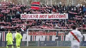 DCRayistADRV's tweet photo. A Vallecas se la criminalizó en diciembre de 2019 por llamar nazi a un nazi. El partido se suspendió por menos de lo que le ha pasado hoy con Joan Jordán en el Villamarín. Incluso se barajó la posibilidad de darle el partido por perdido al Rayo... 

Dos polos opuestos👇👇 https://t.co/VHd8zDrDge
