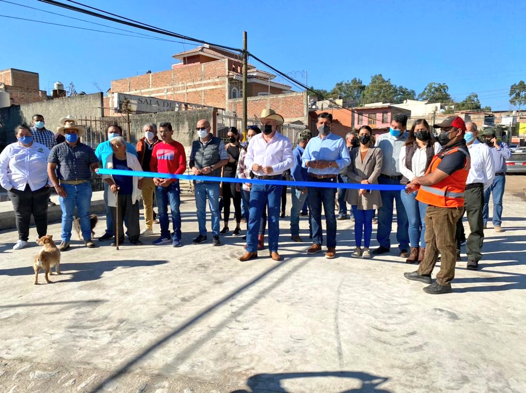 gustavomaciasz's tweet photo. Acompañamos a #PonchoMagallanes a inagurar un puente sobre arroyo los jarritos en #Tequila, Felicidades 👏 este obra era urgente y necesaria 🤗🤗🤗
@GobiernoTequila @diputadospan @dianagoma @PAN_Jalisco https://t.co/fWQUhBozJB