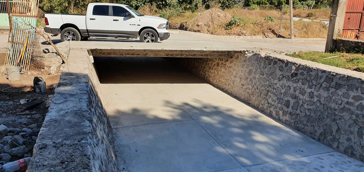gustavomaciasz's tweet photo. Acompañamos a #PonchoMagallanes a inagurar un puente sobre arroyo los jarritos en #Tequila, Felicidades 👏 este obra era urgente y necesaria 🤗🤗🤗
@GobiernoTequila @diputadospan @dianagoma @PAN_Jalisco https://t.co/fWQUhBozJB