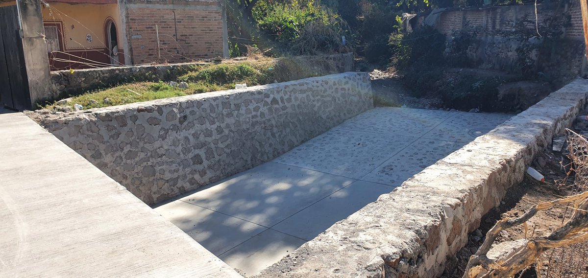 gustavomaciasz's tweet photo. Acompañamos a #PonchoMagallanes a inagurar un puente sobre arroyo los jarritos en #Tequila, Felicidades 👏 este obra era urgente y necesaria 🤗🤗🤗
@GobiernoTequila @diputadospan @dianagoma @PAN_Jalisco https://t.co/fWQUhBozJB