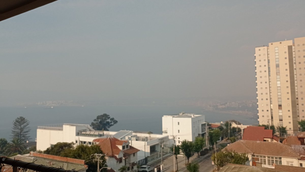 cris_mulher's tweet photo. Con mucho humo por el incendio . Desde recreo @sitiodelsuceso https://t.co/rJJ8QrVyh3