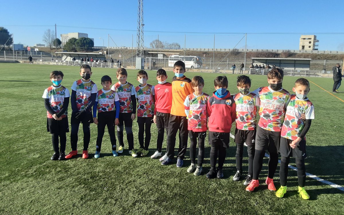 RiberCD's tweet photo. En una estupenda  mañana soleada , hemos recibido la visita del @cd_grupoantolin Una buena jornada para jugar y disfrutar del fútbol #lagranjadechico  #route66 #audiolens #opticalens #aúpaRiber https://t.co/7BX09LmfQP