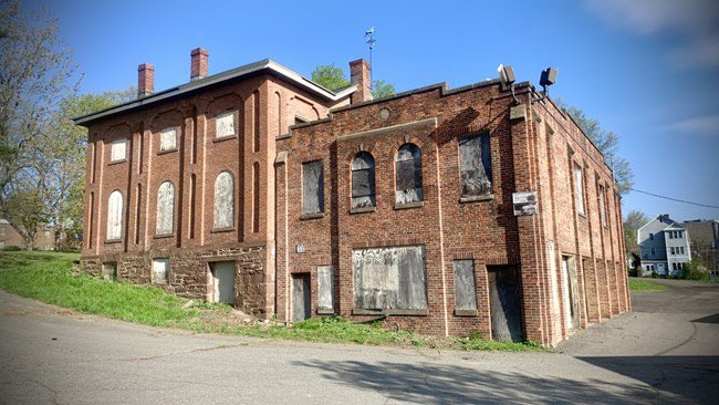 ColtFoundation's tweet image. Are there plans to restore the Gardners House at Colt Park? Maybe you can comment? @lukebronin @PreservationCT @ColtsvilleHP  @NationalParkFdn …will understand if you cannot comment or disclose.