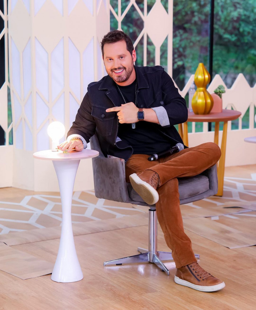 sbtneoficial's tweet photo. Dony De Nuccio pronto para mais um #TeDevoEssa! #sbtnordeste https://t.co/0OG6uQN8JY https://t.co/lCEXcEm5Yv