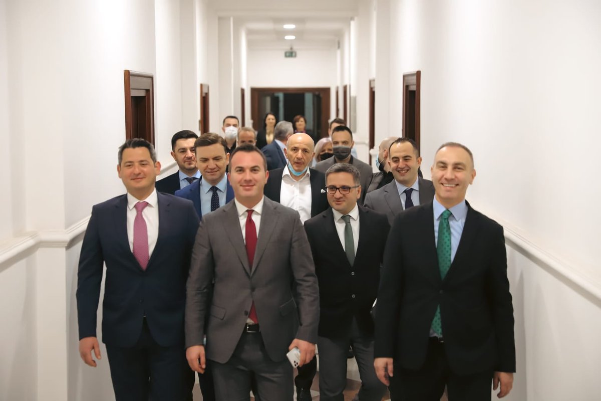 aerodrom1312's tweet image. Што фали на сликава? од ХЕРА сигурно знаат, ама побитно им е Левица да ја спомнуваат.